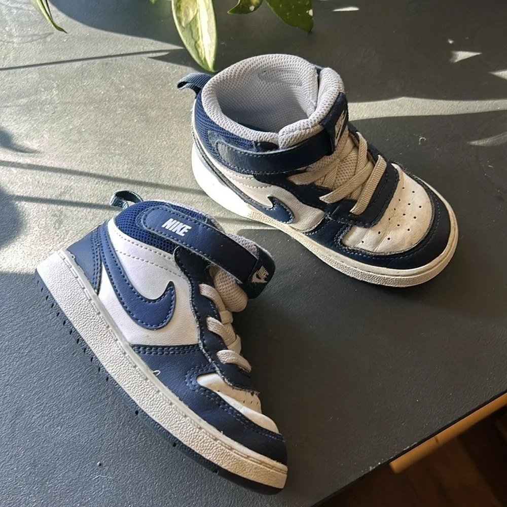 Nike Boy Court Borough Mid 2 Sneakers. 7.5C